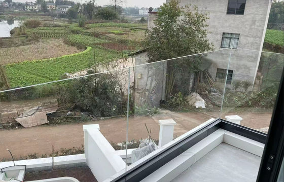 বহুমুখী অ্যালুমিনিয়াম ইউ চ্যানেল গ্লাস রেইলিং ইনডোর অ্যালুমিনিয়াম গ্লাস ব্যালুস্ট্রেড