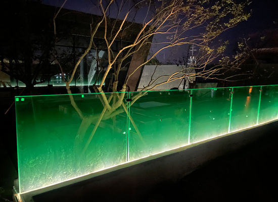 12 মিমি সিঁড়ি ফ্রেমহীন গ্লাস ব্যালকনি রেলিং ইউ চ্যানেল এলইডি আলো সহ