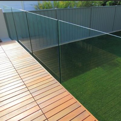 ফ্রেমলেস গ্লাস ইউ চ্যানেল রেলিং, এলইডি লাইট এবং ৫ বছরের বেশি ওয়ারেন্টি সহ