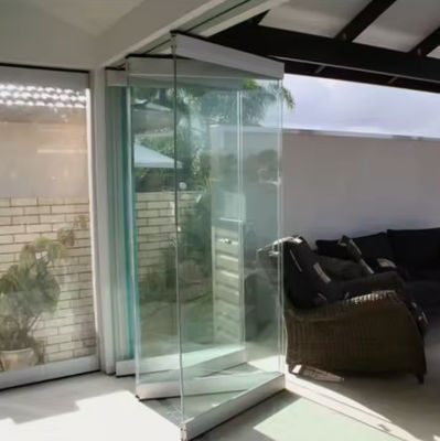 আউটডোর অ্যালুমিনিয়াম ভাঁজ দরজা ফ্রেমহীন টেম্পারেড বাইফোল্ডিং গ্লাস দরজা