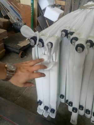 মসৃণ ভাঁজ গ্রে অ্যালুমিনিয়াম দ্বিগুণ দরজা কাস্টমাইজড ঘূর্ণিঝড় প্রতিরোধের