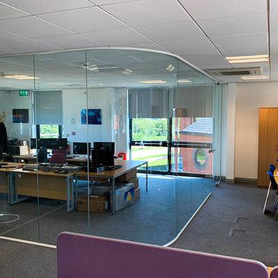 আধুনিক নকশা ঘন ফ্রেম গ্লাস হরম গ্লাস সঙ্গে অফিস দেয়াল