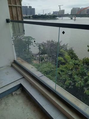 ফ্রেমবিহীন অ্যালুমিনিয়াম ইউ চ্যানেল গ্লাস রেলিং আয়তক্ষেত্রাকার ইউ চ্যানেল ব্যালুস্ট্রেড