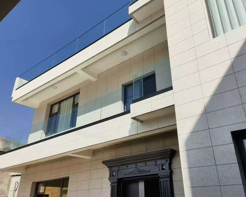 নিরাপদ এবং আধুনিক বহিরঙ্গন বেড়া জন্য কাস্টমাইজযোগ্য ফ্রেমহীন গ্লাস রেলিং সিস্টেম