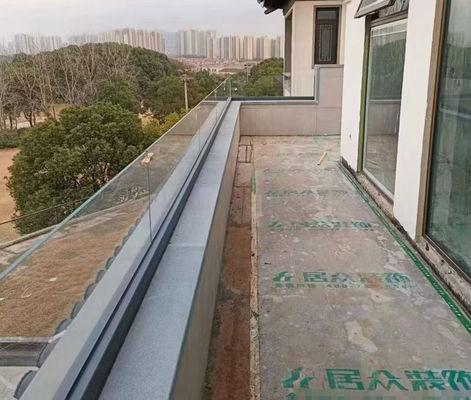 নিরাপদ এবং আধুনিক বহিরঙ্গন বেড়া জন্য কাস্টমাইজযোগ্য ফ্রেমহীন গ্লাস রেলিং সিস্টেম