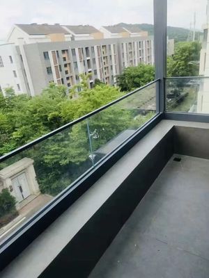 আধুনিক নকশা ক্লিয়ার ইউ চ্যানেল গ্লাস ব্যালুস্ট্রেড টেম্পারেড গ্লাস সহ