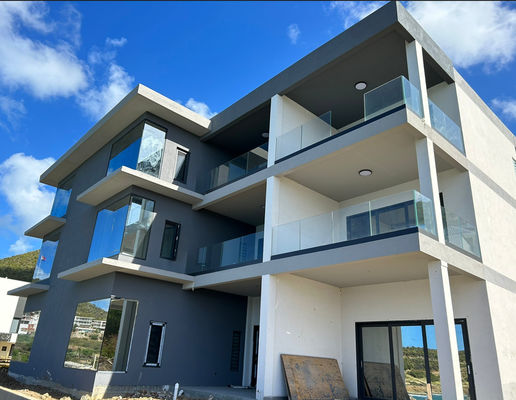 কালো অ্যালুমিনিয়াম ইউ চ্যানেল গ্লাস রেলিং স্থিতিশীল অ্যালুমিনিয়াম গ্লাস রেলিং