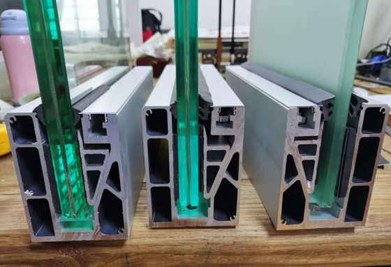 ক্ষয় প্রতিরোধী এবং টেকসই আধুনিক নকশা ফ্রেমহীন গ্লাস Balustrade অ্যালুমিনিয়াম ইউ চ্যানেল গ্লাস Railing