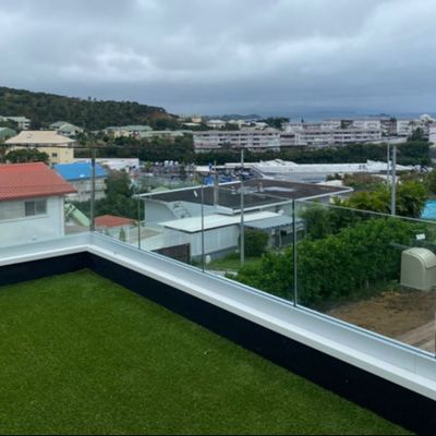 আধুনিক গ্লাস ডেক রেলিং আউটডোর টেম্পারেড গ্লাস ইউ চ্যানেল ফ্রেমহীন 12-20 মিমি ব্যালকনি ব্যালস্ট্রেড