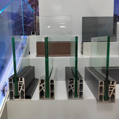আধুনিক গ্লাস ডেক রেলিং আউটডোর টেম্পারেড গ্লাস ইউ চ্যানেল ফ্রেমহীন 12-20 মিমি ব্যালকনি ব্যালস্ট্রেড
