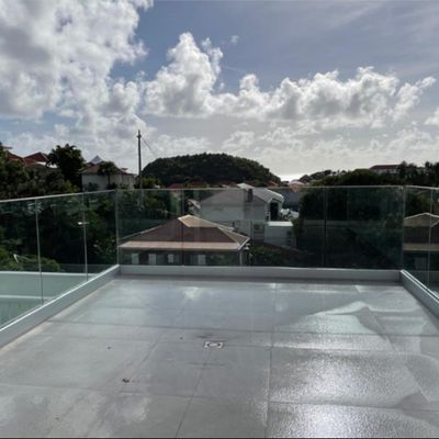 ফ্রেমলেস গ্লাস ইউ চ্যানেল রেলিং, এলইডি লাইট এবং ৫ বছরের বেশি ওয়ারেন্টি সহ