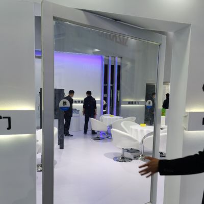 অ্যালুমিনিয়াম খাদ ফ্রেম বিলাসবহুল নকশা ল্যামিনেটেড টেম্পারেড গ্লাস পিভট সামনের দরজা একক এবং ডাবল গ্লাস টাইপের জন্য কাস্টমাইজড আকারের