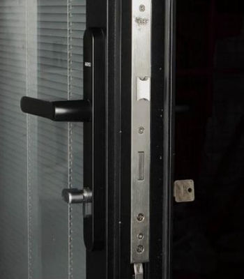 কাস্টমাইজড ওয়াটারপ্রুফ অ্যালুমিনিয়াম ফ্রেম উচ্চ স্থায়িত্ব এবং শক্তি দক্ষতা সঙ্গে দ্বিগুণ দরজা