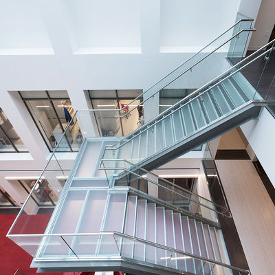 ইনডোর/আউটডোর ব্যবহারের জন্য কাস্টমাইজড উচ্চতা এবং আকারের সাথে কাস্টমাইজেবল অ্যালুমিনিয়াম ইউ চ্যানেল গ্লাস রেলিং