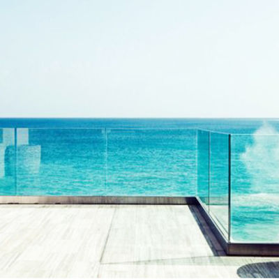 আধুনিক নকশা 12 মিমি শক্ত গ্লাস ইউ চ্যানেল রেলিং পাঁচ বছরের ওয়ারেন্টি এবং আবহাওয়া প্রতিরোধী সমাপ্তি সহ