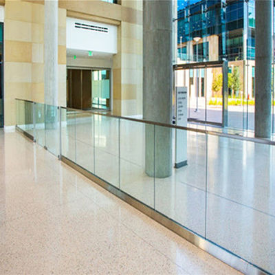 আধুনিক নকশা 12 মিমি শক্ত গ্লাস ইউ চ্যানেল রেলিং পাঁচ বছরের ওয়ারেন্টি এবং আবহাওয়া প্রতিরোধী সমাপ্তি সহ