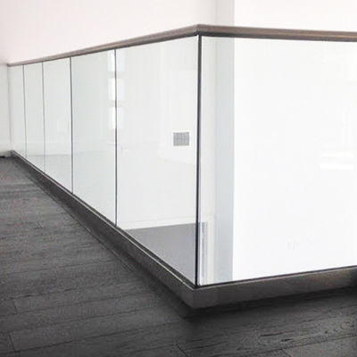 আধুনিক নকশা 12 মিমি শক্ত গ্লাস ইউ চ্যানেল রেলিং পাঁচ বছরের ওয়ারেন্টি এবং আবহাওয়া প্রতিরোধী সমাপ্তি সহ