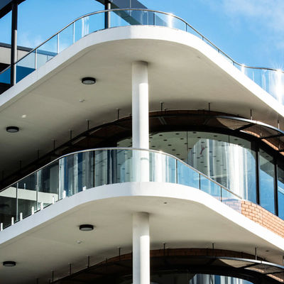 পাঁচ বছরের ওয়ারেন্টি এবং টেম্পারেড ল্যামিনেট গ্লাস সহ কাস্টমাইজযোগ্য ইউ চ্যানেল গ্লাস রেলিং