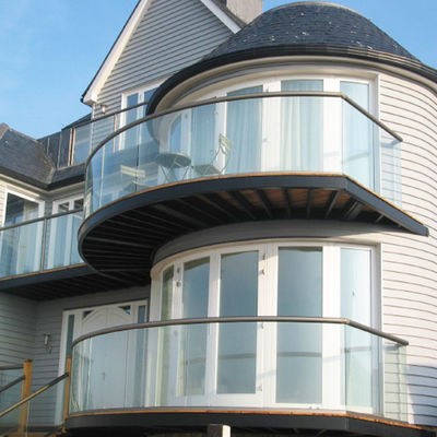 পাঁচ বছরের ওয়ারেন্টি এবং টেম্পারেড ল্যামিনেট গ্লাস সহ কাস্টমাইজযোগ্য ইউ চ্যানেল গ্লাস রেলিং