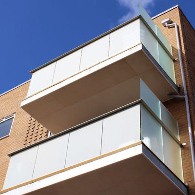 পাঁচ বছরের ওয়ারেন্টি এবং টেম্পারেড ল্যামিনেট গ্লাস সহ কাস্টমাইজযোগ্য ইউ চ্যানেল গ্লাস রেলিং