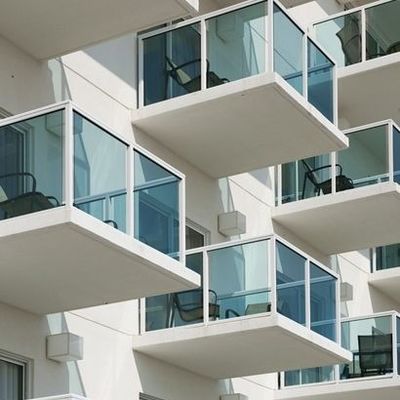 কাস্টমাইজড ব্ল্যাক কোটিং ফ্রেমলেস ইউ চ্যানেল গ্লাস রেলিং, সাথে ১২মিমি টেম্পারড গ্লাস ব্যালস্ট্রেড