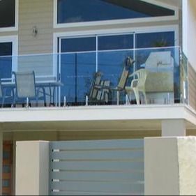 কাস্টমাইজড ব্ল্যাক কোটিং ফ্রেমলেস ইউ চ্যানেল গ্লাস রেলিং, সাথে ১২মিমি টেম্পারড গ্লাস ব্যালস্ট্রেড