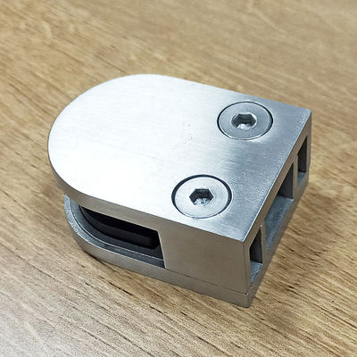 ফ্রেমহীন টেম্পারেড গ্লাস প্যানেল সিঁড়ি রেলিং নিয়মিত নকশা আর্ক গ্রিপ ক্ল্যাম্প 304 316 ফিটিং