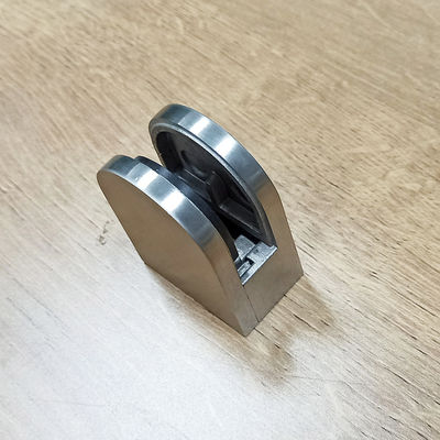 ফ্রেমহীন টেম্পারেড গ্লাস প্যানেল সিঁড়ি রেলিং নিয়মিত নকশা আর্ক গ্রিপ ক্ল্যাম্প 304 316 ফিটিং