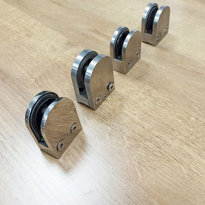 ফ্রেমহীন টেম্পারেড গ্লাস প্যানেল সিঁড়ি রেলিং নিয়মিত নকশা আর্ক গ্রিপ ক্ল্যাম্প 304 316 ফিটিং