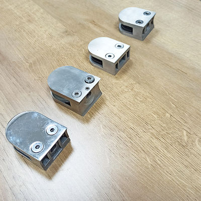 ফ্রেমহীন টেম্পারেড গ্লাস প্যানেল সিঁড়ি রেলিং নিয়মিত নকশা আর্ক গ্রিপ ক্ল্যাম্প 304 316 ফিটিং