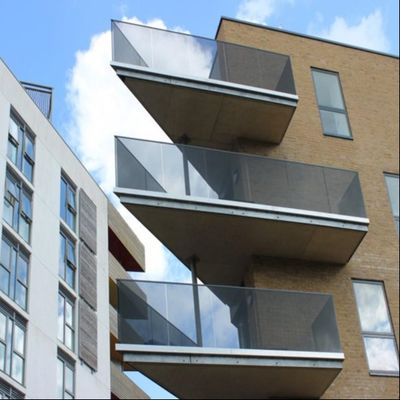 অ্যালুমিনিয়াম ইউ চ্যানেল সহ আধুনিক 8+8 মিমি ল্যামিনেটেড টেম্পারেড গ্লাস রেলিং