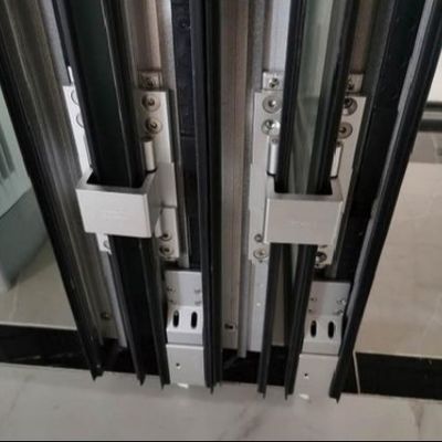 মাল্টি-পয়েন্ট লকিং সহ বাণিজ্যিক অ্যালুমিনিয়াম ভাঁজ দরজা কম রক্ষণাবেক্ষণ এবং নিরাপত্তা বৈশিষ্ট্য